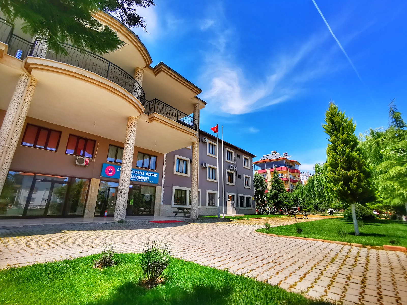 Bucak Ahmet Kadriye Öztürk Öğretmenevi ve Akşam Sanat Okulu - Fotoğraf 4