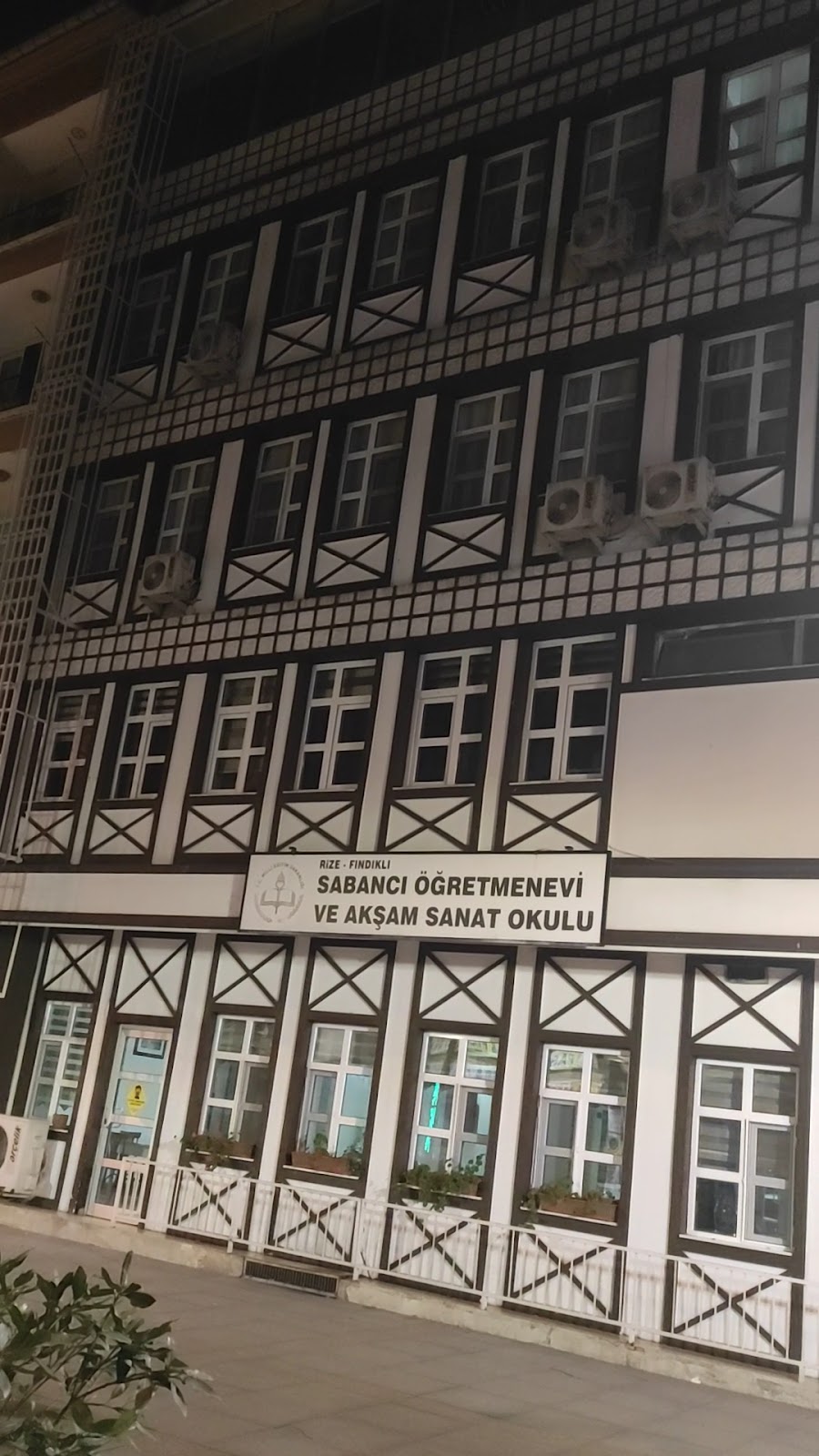 Fındıklı Sabancı Öğretmenevi ve Akşam Sanat Okulu - Fotoğraf 4