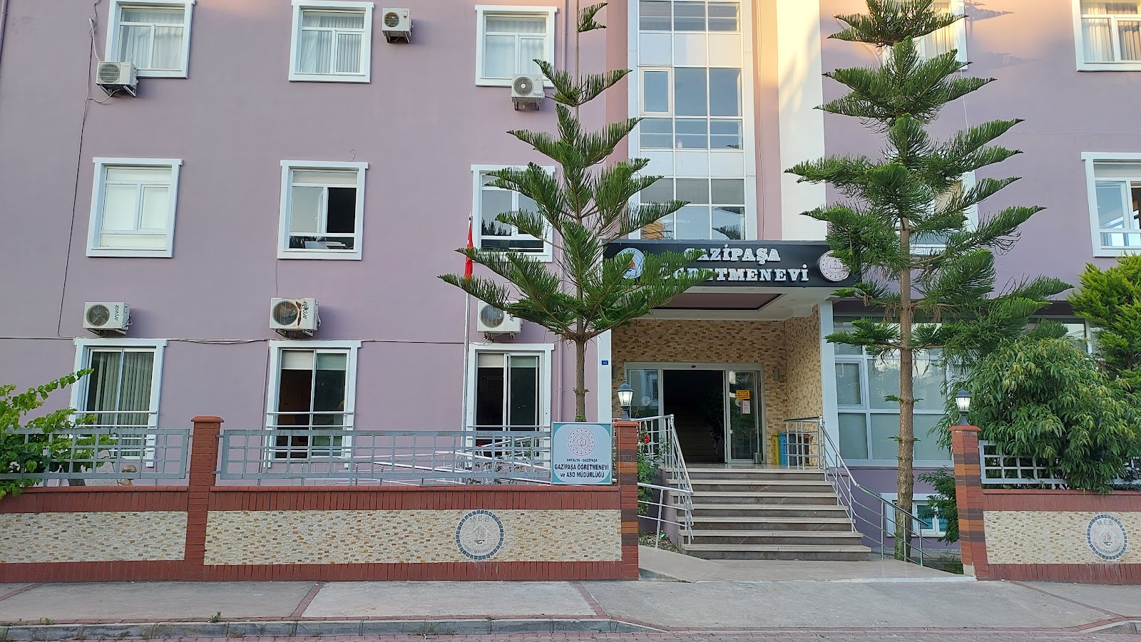 Gazipaşa Öğretmenevi ve Akşam Sanat Okulu - Fotoğraf 2
