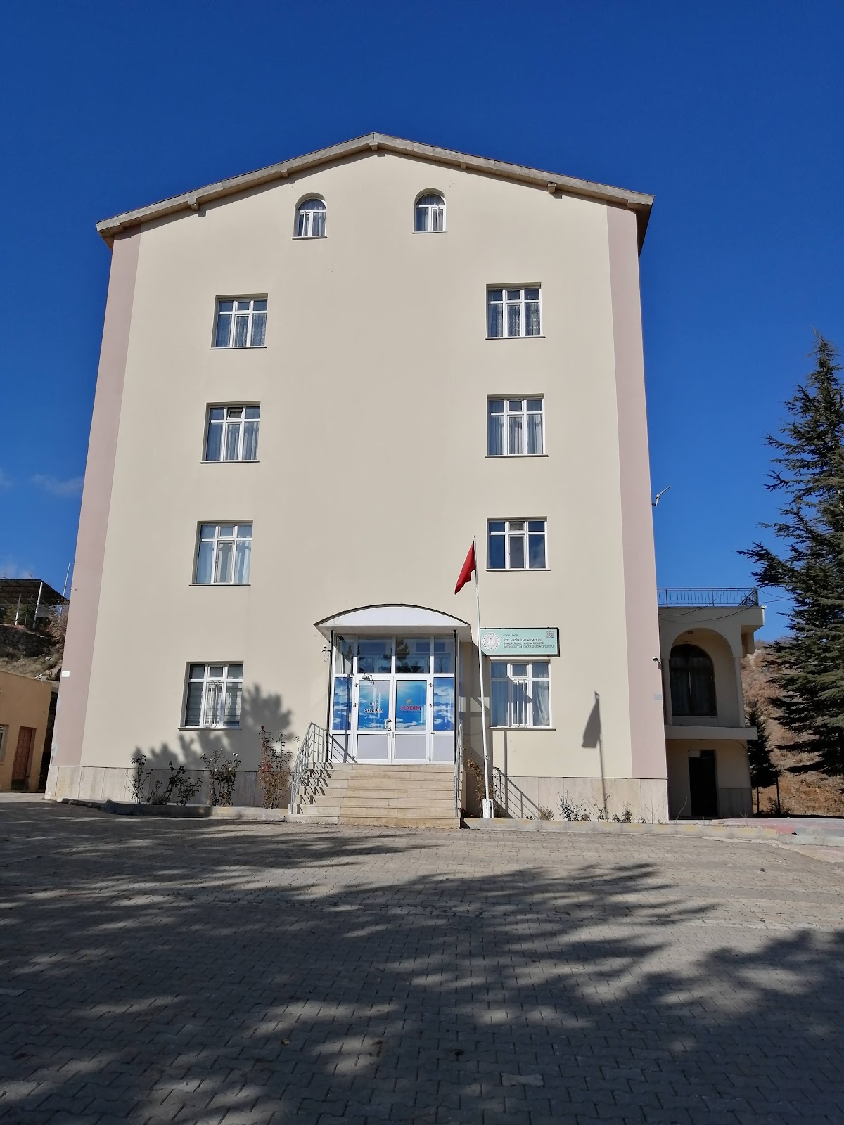 Hadim Öğretmenevi ve Akşam Sanat Okulu - Fotoğraf 2