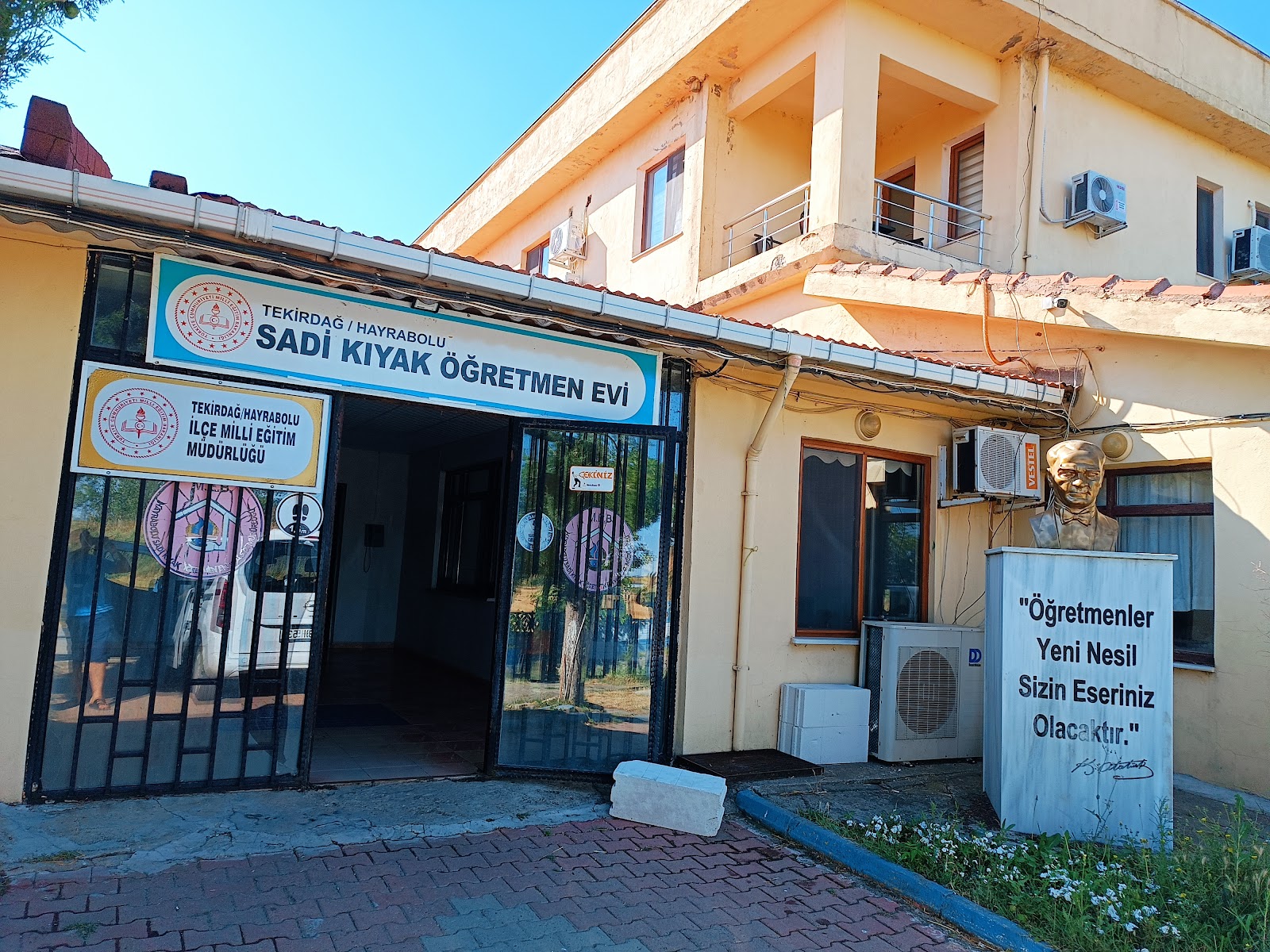 Hayrabolu Sadi Kıyak Öğretmenevi ve Akşam Sanat Okulu - Fotoğraf 3
