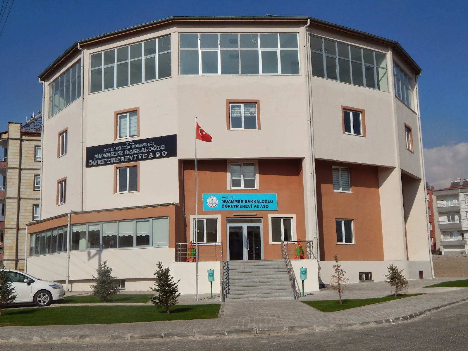 Develi Muammer Bakkaloğlu Öğretmenevi ve Akşam Sanat Okulu - Fotoğraf 2