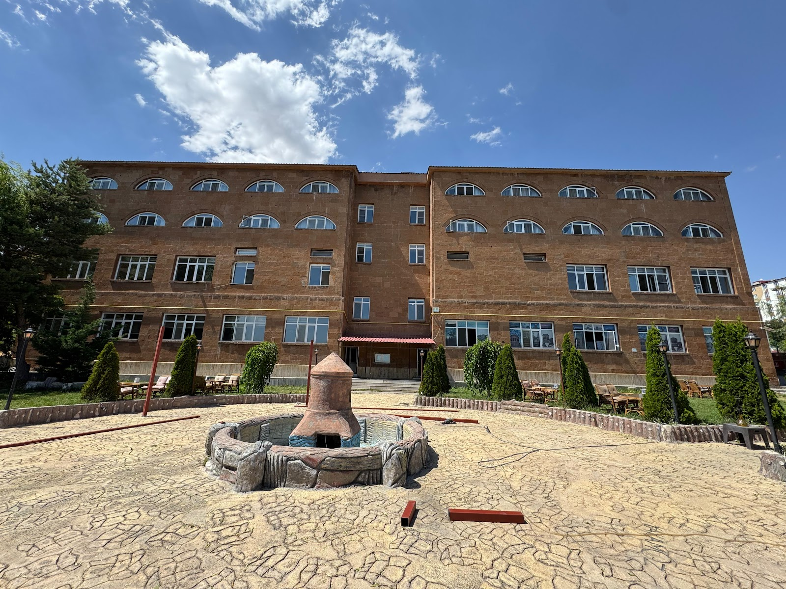 Ahlat Selçuklu Öğretmenevi ve Akşam Sanat Okulu dış cephe veya tesis görseli