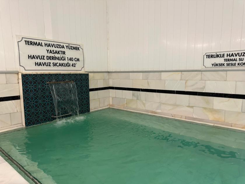 Kızılcahamam Belediyesi Küçük Kaplıca kapalı termal havuzu ve şelale çeşmesi