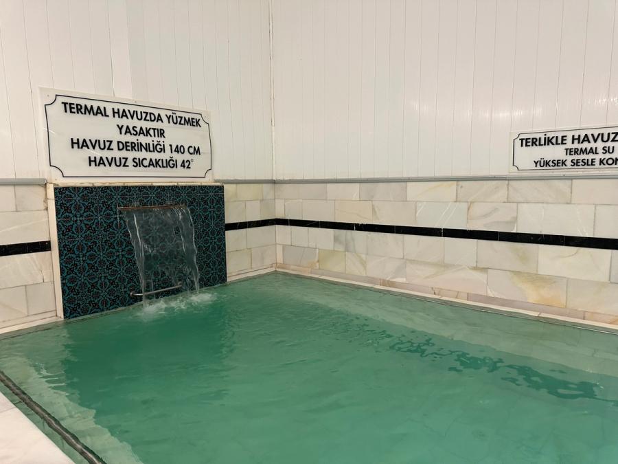 Kızılcahamam Belediyesi Küçük Kaplıca kapalı termal havuzu ve şelale çeşmesi