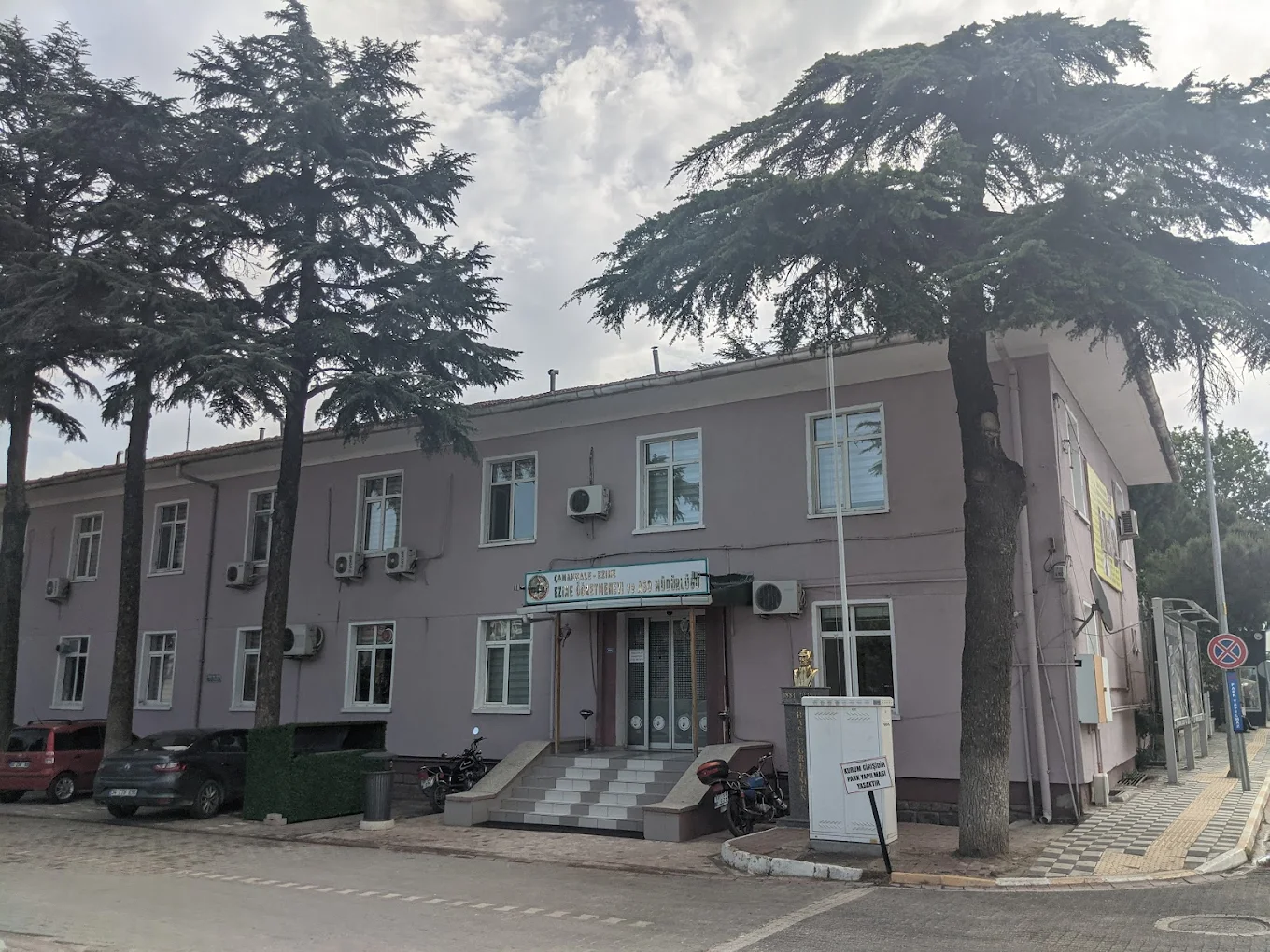Ezine Öğretmenevi ve Akşam Sanat Okulu dış cephe veya tesis görseli