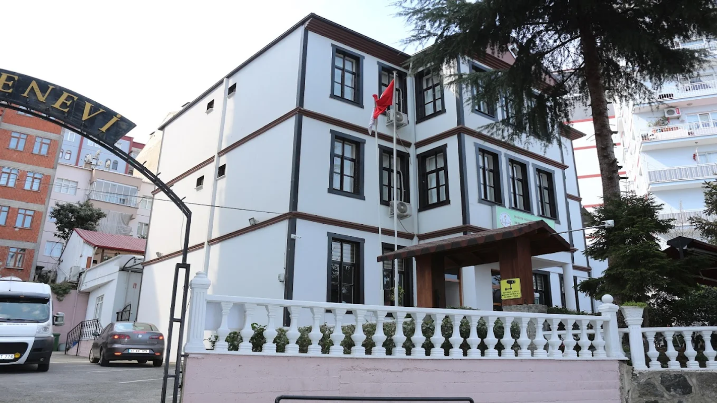 Akçaabat Hakkı Zeki Başaran Öğretmenevi ve Akşam Sanat Okulu fotoğrafı