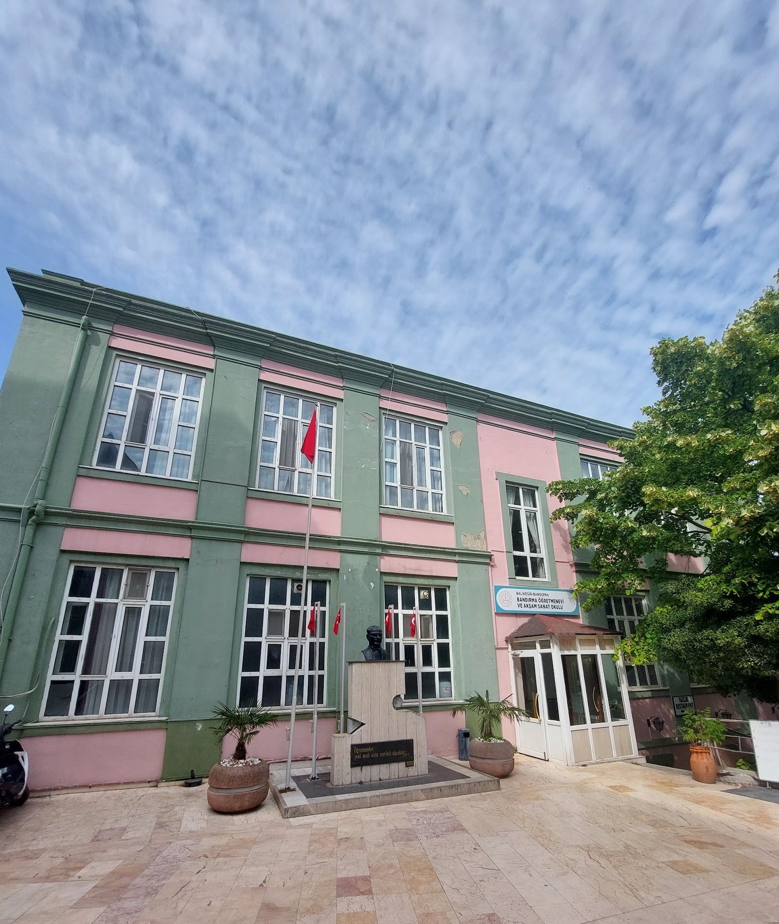 Öğretmenevi ve Akşam Sanat Okulu dış cephe veya tesis görseli