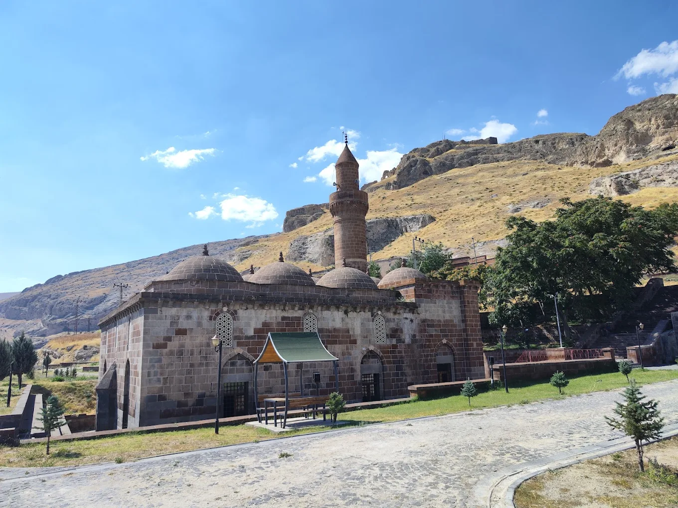 Adilcevaz Öğretmenevi ve Akşam Sanat Okulu dış cephe veya tesis görseli