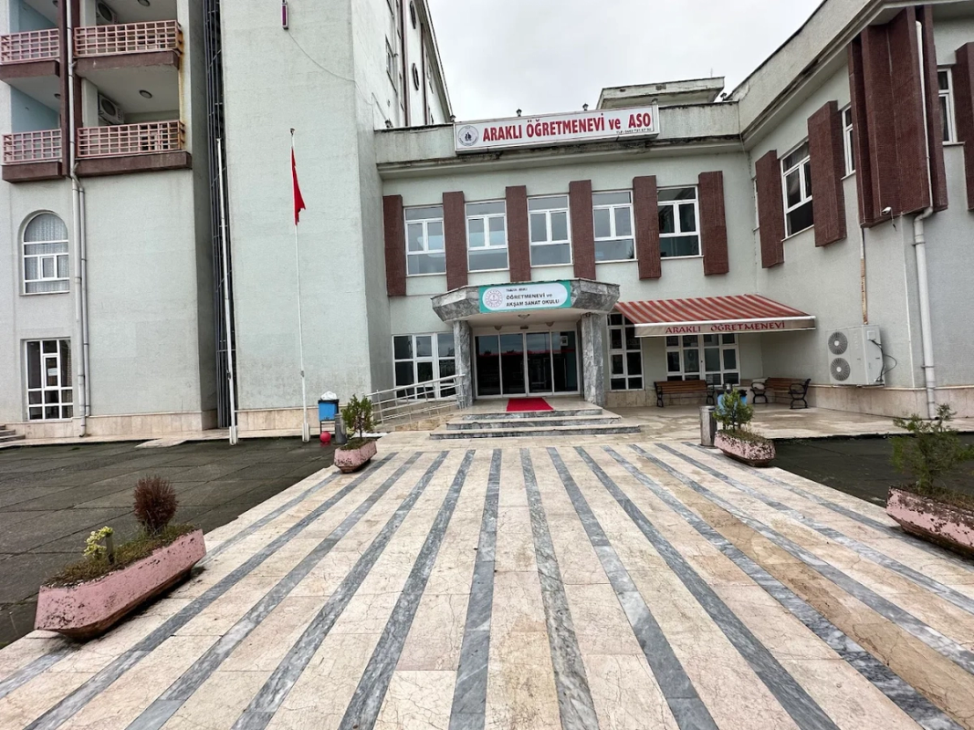 Araklı Öğretmenevi ve Akşam Sanat Okulu fotoğrafı